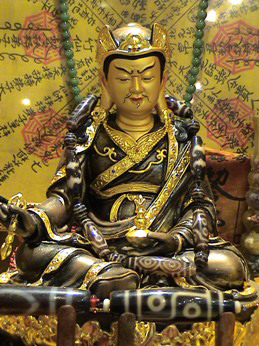 Guru-Rinpoche-with-Dzi-Bead